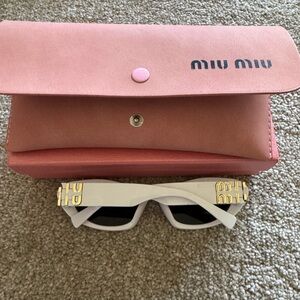 White small frame fashion glasses